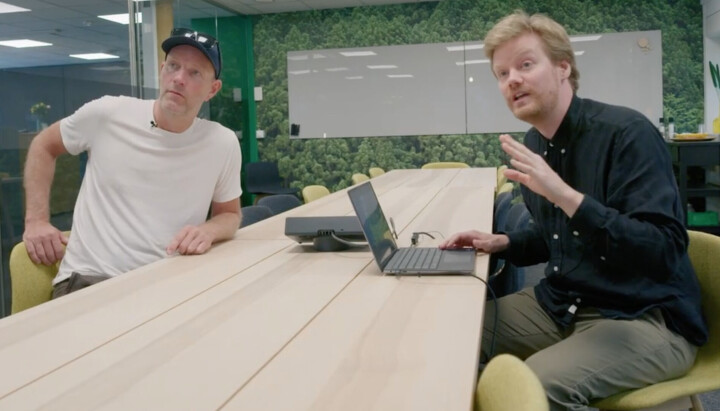 Bård Tufte Johansen og NRK-journalist Mads Nyborg Støstad får årets Varmere Våtere Villere-pris for NRKs dekning av nedbygging av norsk natur, og serien Oppsynsmannen
