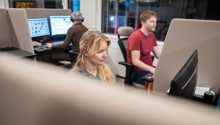 Redigerne Astrid Øvre Helland (fremst), Gaute Bergsli og leder Geir Tårnesvik på fellesdesken hos Nordlys. Redigerne Astrid Øvre Helland (fremst), Gaute Bergsli og leder Geir Tårnesvik på fellesdesken hos Nordlys.