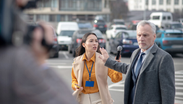 Journalist som prøver å intervjue en mann