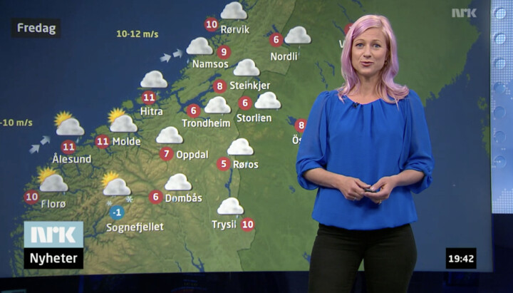 Siri Wiberg, her under Dagsrevyen 28. mai i 2015, da hun hadde farget håret rosa.