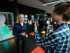 SoMe-journalist i arbeid, foran kamera med mikrofon