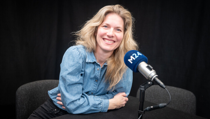 – Jeg tror det kan ha noe med at jeg er åpen selv. Jeg er ikke et menneske som kommer inn med en agenda. Jeg har bare lyst til å høre deres historie, sier Karen Marie Berg. NRK-journalist Karen Marie Berg