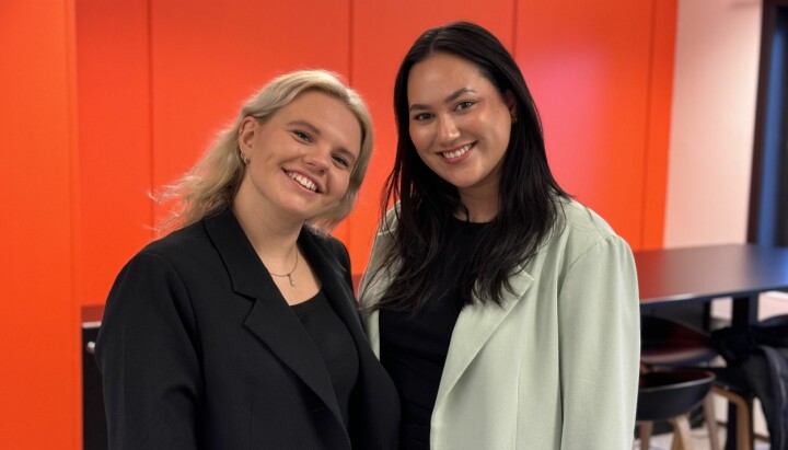Bertha Natalie Nettelhorst Hognestad (23) og Anine Beck (24) har fått fast jobb i Eikerbladet og Sande Avis.