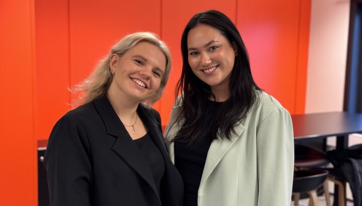 Anine Beck og Bertha Natalie Nettelhorst Hognestad (23) (24) har fått fast jobb i Eikerbladet og Sande Avis. Bertha Natalie Nettelhorst Hognestad (23) og Anine Beck (24) har fått fast jobb i Eikerbladet og Sande Avis.