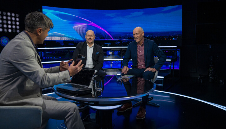 Her får Jan-Henrik Børslid, Morten Langli og Erik Thorstvedt vite at TV 2 har sikret seg tre nye år med Champions League.