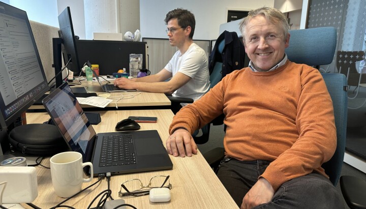 NRK-journalist Christian Lura er prosjektleder for Samarbeidsdesken. I bakgrunnen sitter Samarbeidsdeskens datajournalist Øivind Skjervheim.