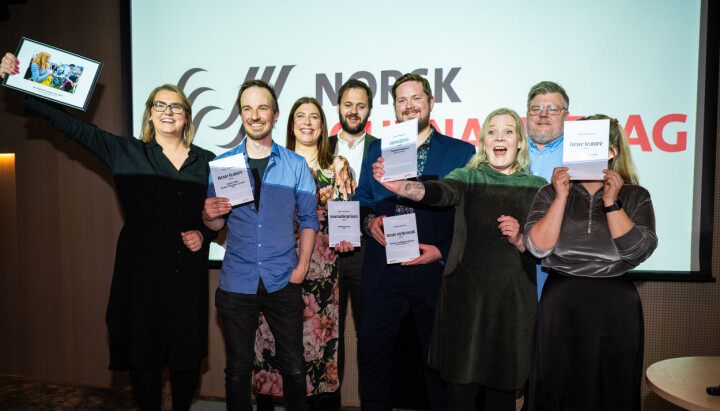 Østlands-Posten og NRK Vestfold og Telemark fikk hovedprisen under helgens prisutdeling i Larvik. Her poserer en god bunke av prisvinnerne. Østlands-Posten og NRK Vestfold og Telemark delte hovedprisen under helgens prisutdeling i Larvik.
