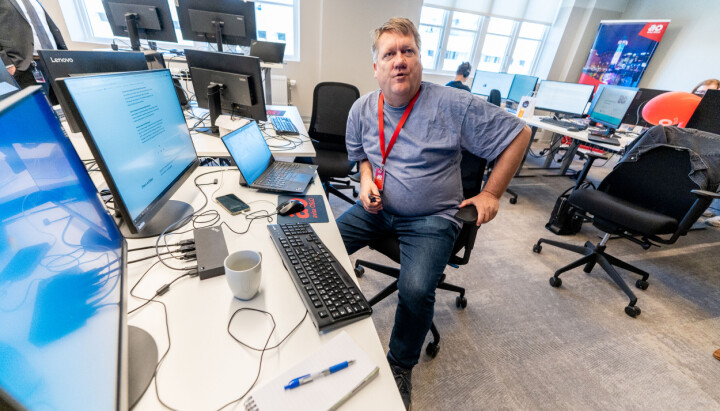 Politisk redaktør i Avisa Oslo, Eirik Mosveen, i ferd med å koble seg opp.