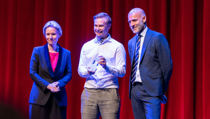 Mathias Høibakk Bergquist mottok prisen på vegne av Amedia.