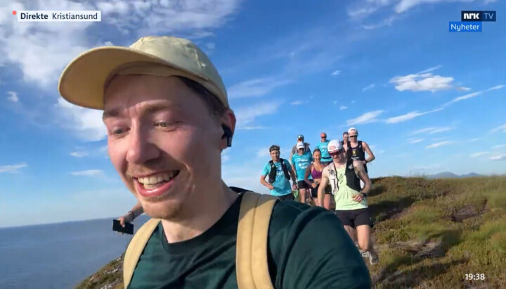Marius André Jenssen Stenberg, tror han har fått utfolde seg mer som journalist på vestlandet enn han hadde fått i Oslo. Her på direkte under en løpetur. Marius André Jenssen Stenberg, journalist i NRK, her direkte fra en løpetur.