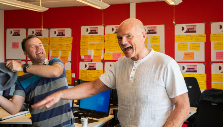 Programleder Ole Rolfsrud overrasker redaksjonssjef i NRK Sport, Anders Sårheim, med en fransk alpelue. Programleder Ole Rolfsrud overrasker redaksjonssjef i NRK Sport, Anders Sårheim, med en fransk alpelue.