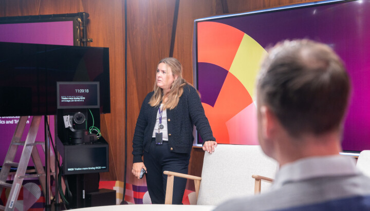 Kristine Skeide er NRKs egen OL-sjef. Her tester de studioet før åpningssermonien. Kristine Skeide er NRKs egen OL-sjef.