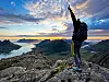 En person på en fjelltopp med fin utsikt over naturen