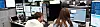To medarbeidere på kontoret foran desk