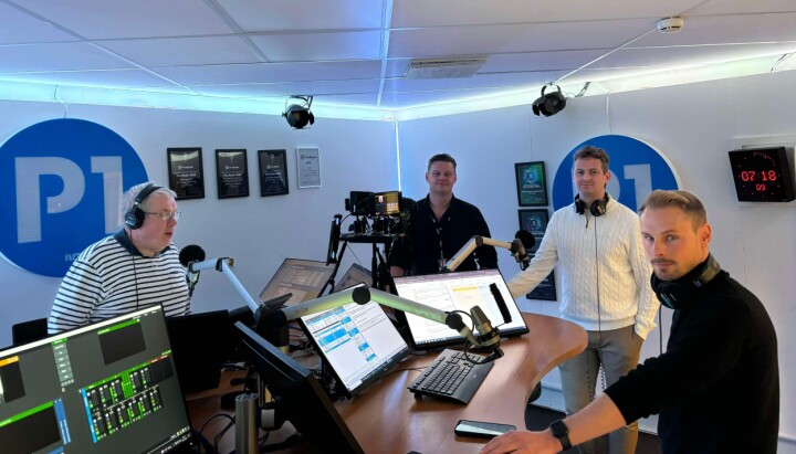 Jonas Alsaker Vikan i NRK, Bastian Øien Alstad og Thomas Tangen i Nidaros samarbeidet på et større graveprosjekt. Her i NRK P1 studio sammen med Arne Kristian Gansmo i NRK P1.