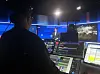 NRK i Tromsø har fått nytt TV-studio og ny grafikk. Nå skal de også teste ut nye arbeidsflyter på kveldstid. Her fra en nyhetssending med August Hansen som programleder.