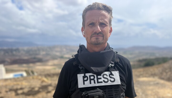 TV 2s utenriksreporter Bent Skjærstad under sin nylige reise i Sør-Libanon. Man foran en landskap med stein, ser inn i kamerat.