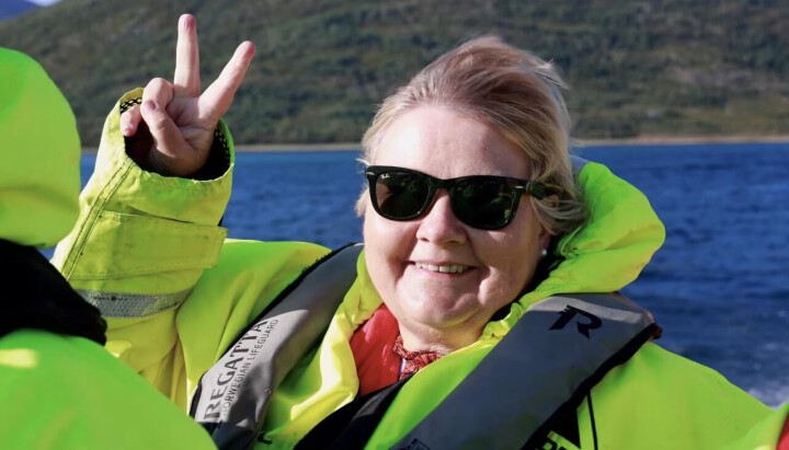 Høyre søker innholdsprodusent Erna på båttur