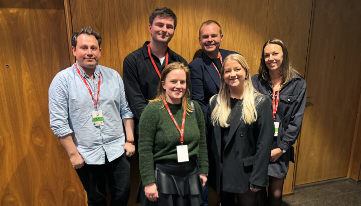 Bak f.v.: Adrian Brudvik (BT), Håvard Lied (Dagen), leiar Anders Totland (Bygdanytt). Foran f.v. Synne Grimen Hammervoll (Nordhordland), Sandra Krumsvik (NRK) og Trine Misje (TV2).