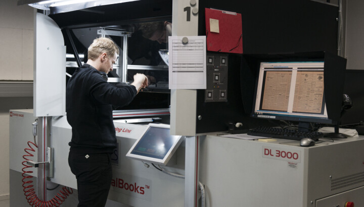 Illustrasjonsbilde av digitalisering av aviser på automatisk blad-skanner.