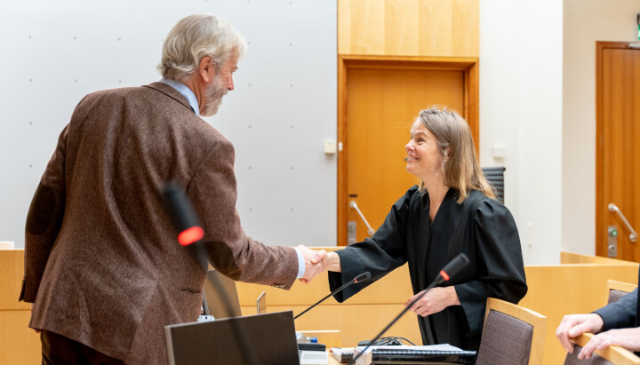 Styrelder i Tinius-stiftelsen, Ole Jacob Sunde, og statens prosessfullmektig advokat Ida Thue hilser på hverandre.
