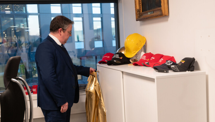 Gulljakke og merch-hylle preger kontorhjørnet til sjefredaktøren. Gulljakke og merch-hylle preget kontorhjørnet til Frode Hansen.
