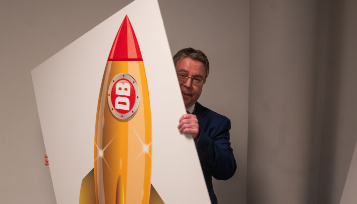 En gang Frode Hansen ble intervjuet av Aftenposten, tittet han frem fra en Dagbladet-plakat. Her gjenskaper han øyeblikket for Medier24. En gang Frode Hansen ble intervjuet av Aftenposten, tittet han frem fra en Dagbladet-plakat. Her gjenskaper han øyeblikket for Medier24.