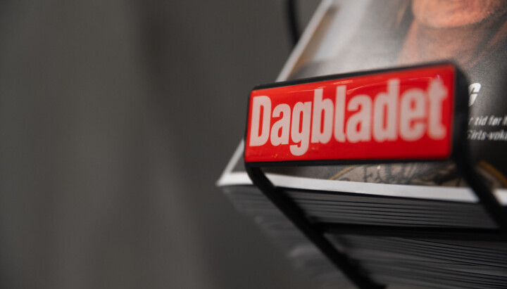 Utvalgte sider i Dagbladets papiravis vil nå bli redigert i Vietnam. Dagbladet logo. Stativ til papiravis