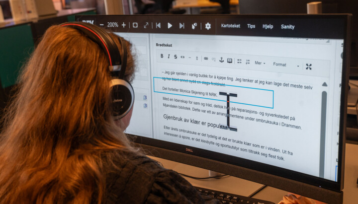 Forså har et spesialtilpasset program som gjør det lettere å se skjermen. Ragna Kornelia Forså, journaliste i NRK Buskerud, har et spesialtilpasset program som gjør det lettere å se skjermen.