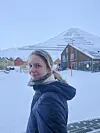 Ida Nedal Kværnstuen, her avbildet på Svalbard, er ny journalist i Sande avis.
