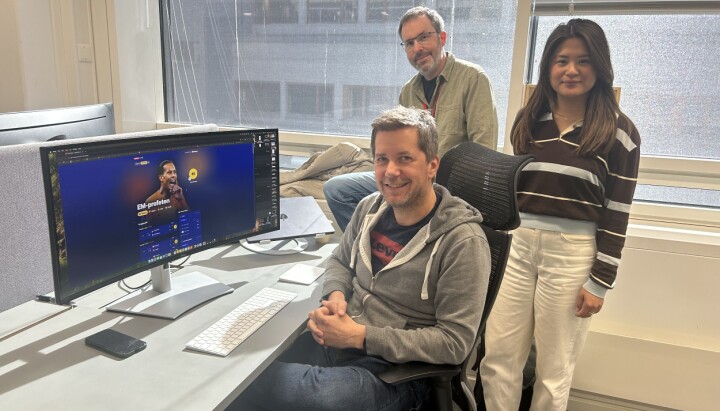 Jarle Grivi Brenna (sittende) og Øyvind Engan (bak) fra Redaksjonell utvikling i VG var sentrale da EM-profeten ble laget, mens programleder Julie Tran fra VGs nyhetsavdeling ledet høydesendingen valgnatten da Donald Trump slo Kamala Harris. Jarle Grivi Brenna (sittende) og Øyvind Engan (bak) fra Redaksjonell utvikling i VG var sentrale da EM-profeten ble laget, mens programleder Julie Tran fra VGs nyhetsavdeling ledet høydesendingen valgnatten da Donald Trump slo Kamala Harris.