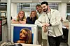 – Vi er jo Aftenpostens ung-alibi, sier Jenny Emilie Aas, og videogjengen insisterer på å bli tatt bilde av sammen med plakaten av Sabrina Carpenter.