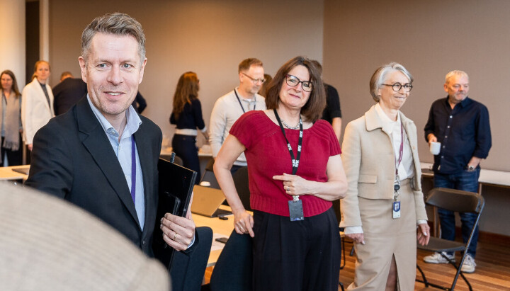 Direktør for organisasjonsdivisjonen i NRK, Olav Hypher til venstre, da forhandlingene startet.