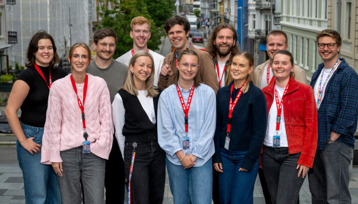 Sommervikarene foran BA-huset ved Johanneskirken i Bergen. Ikke alle var til stede da bildet ble tatt.