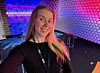 Fargerik LED-vegg i et moderne rom med en person i forgrunnen.