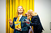 Helge holder en Smash!-pose og smiler foran et gult sceneteppe.